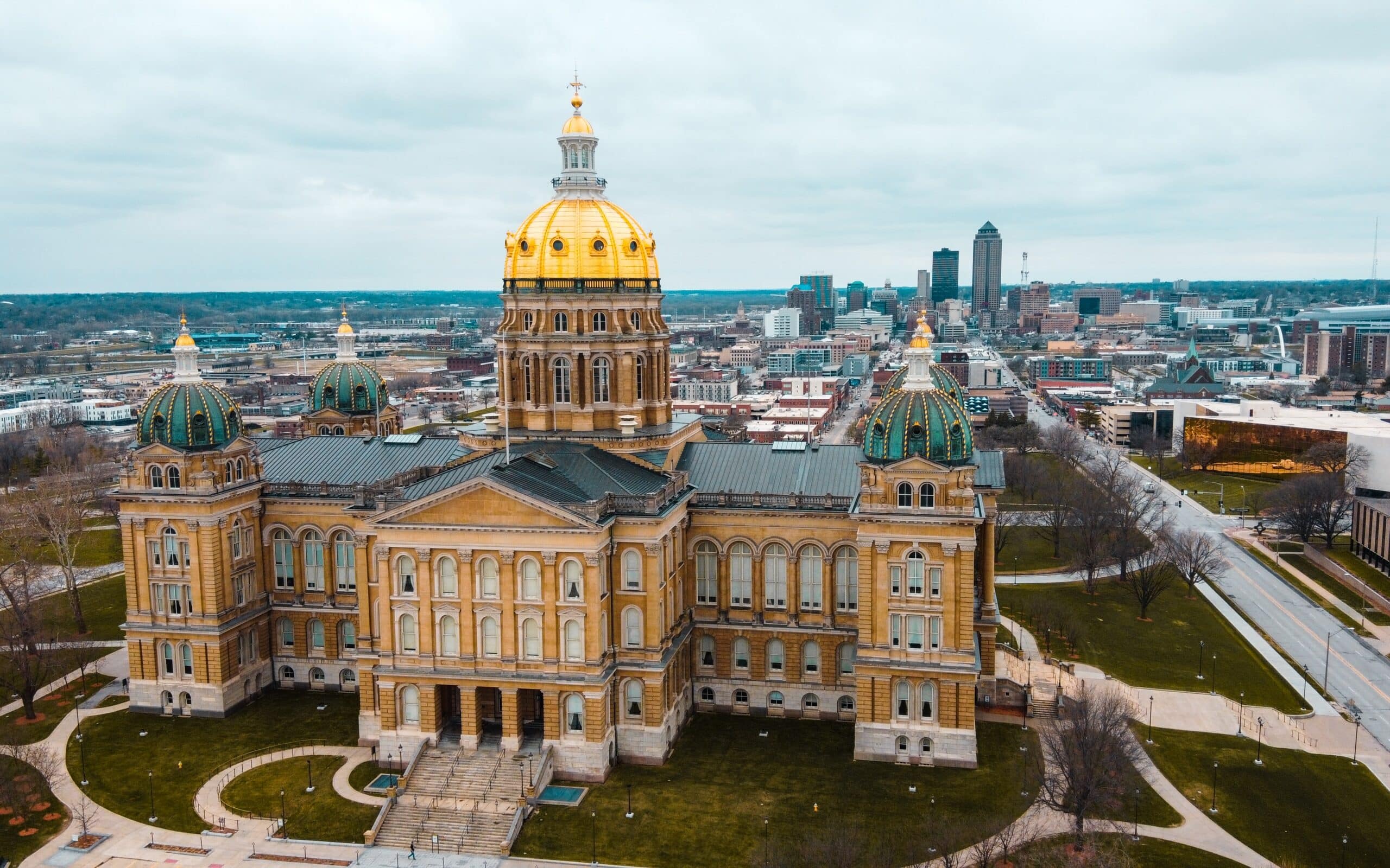 A photo of the des moines capital building